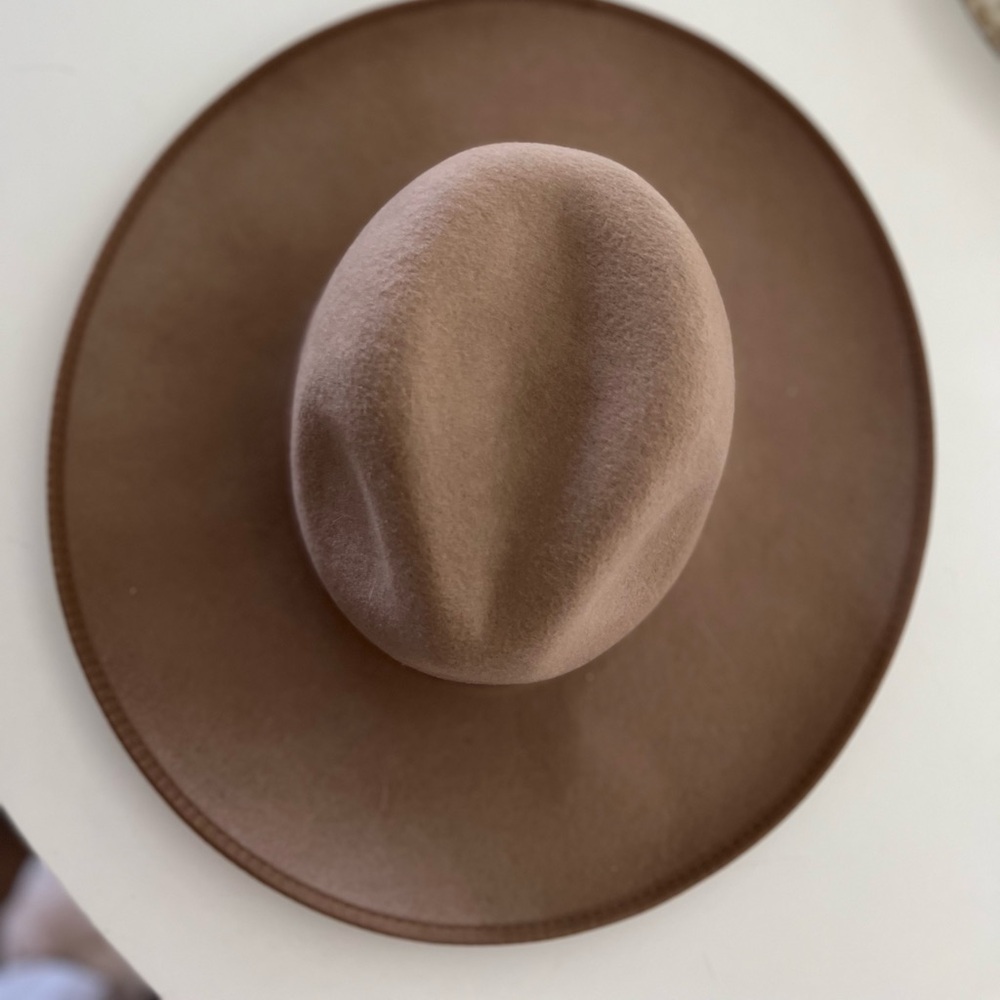 New with tags nude/taupe hat 👒